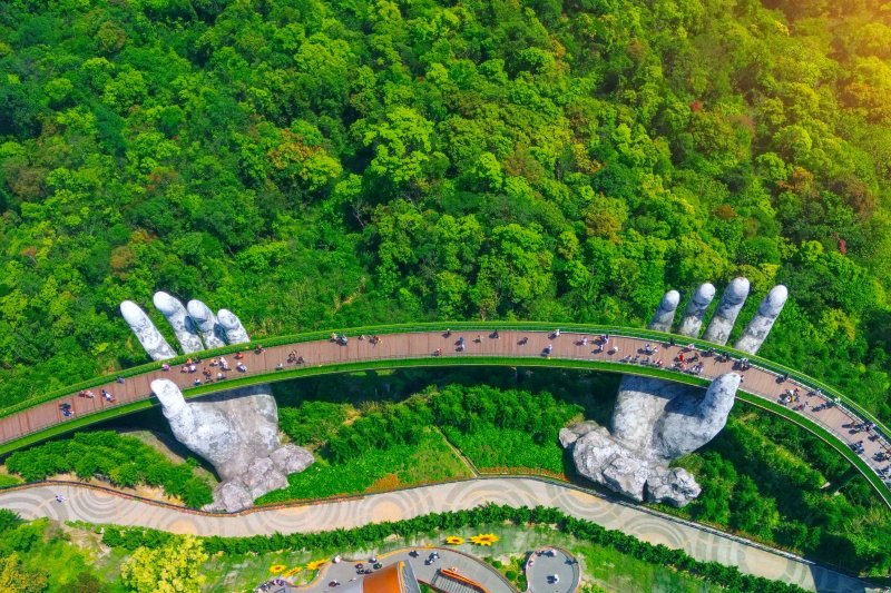 Vietnam: vista aérea del Puente Dorado entre la selva tropical de Ba Na Hills