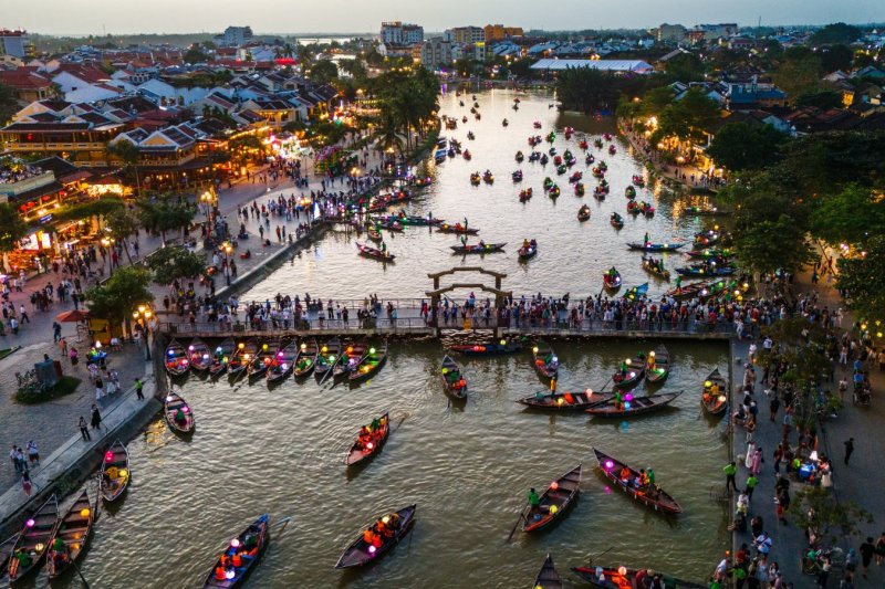 Vietnam: Hoi An Ancient Town al atardecer junto al río Thu Bon