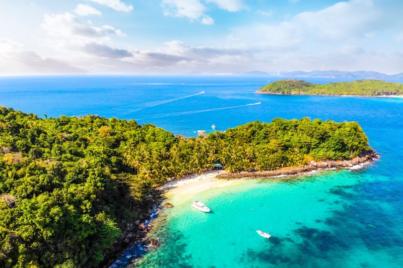 Vietnam: isla May Rut con playa y barcos turísticos en Phu Quoc