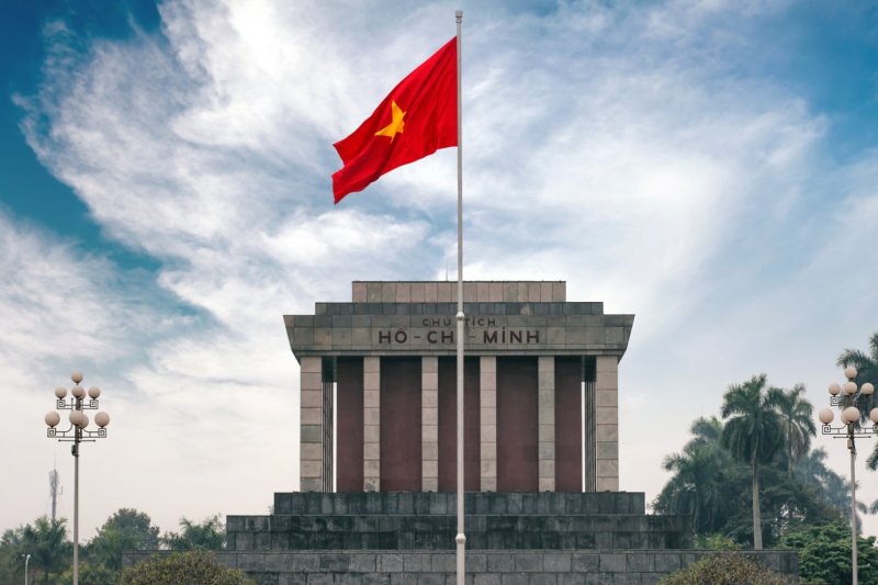 Vietnam: Mausoleo de Ho Chi Minh en Hanói con la bandera roja vietnamita
