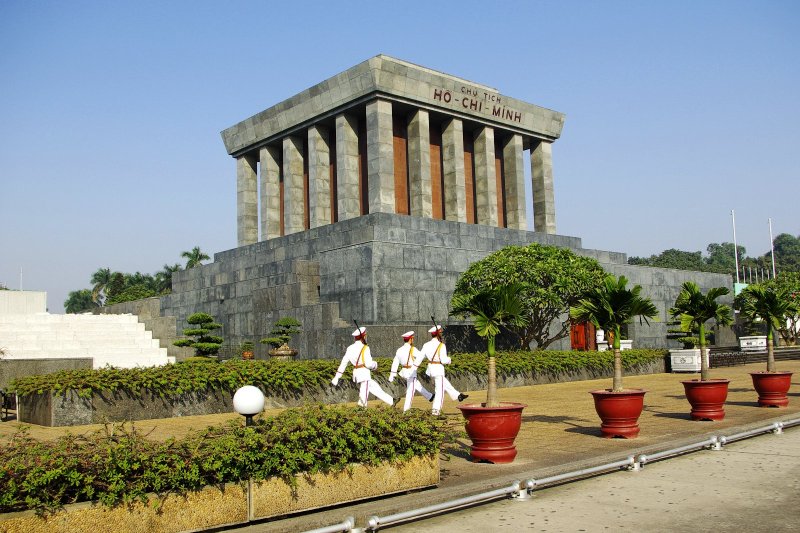 Vietnam: guardias frente al mausoleo de Ho Chi Minh en Hanói