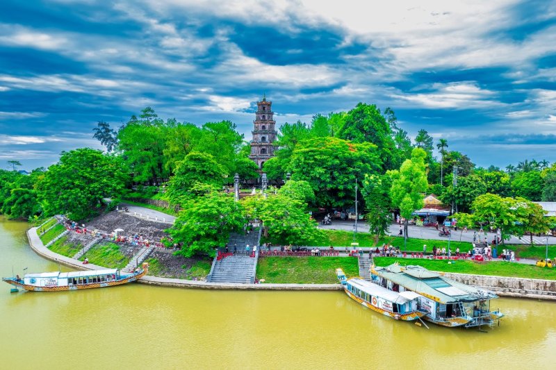 Vietnam: la pagoda Thien Mu junto al río Perfume en Hue