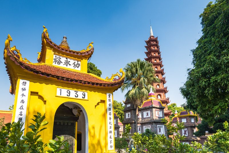 Vietnam: la pagoda Tran Quoc junto al lago Tay Ho en Hanói