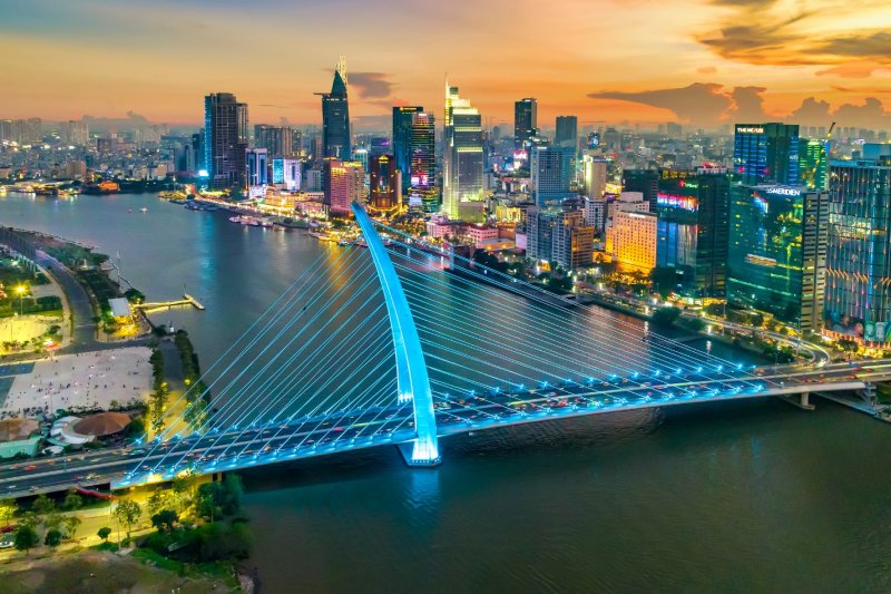 Vietnam: atardecer en el puente Ba Son sobre Ciudad Ho Chi Minh