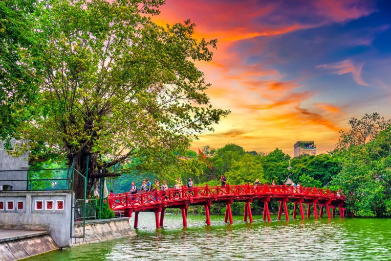 Vietnam: el puente rojo The Huc sobre el lago Hoan Kiem en Hanói