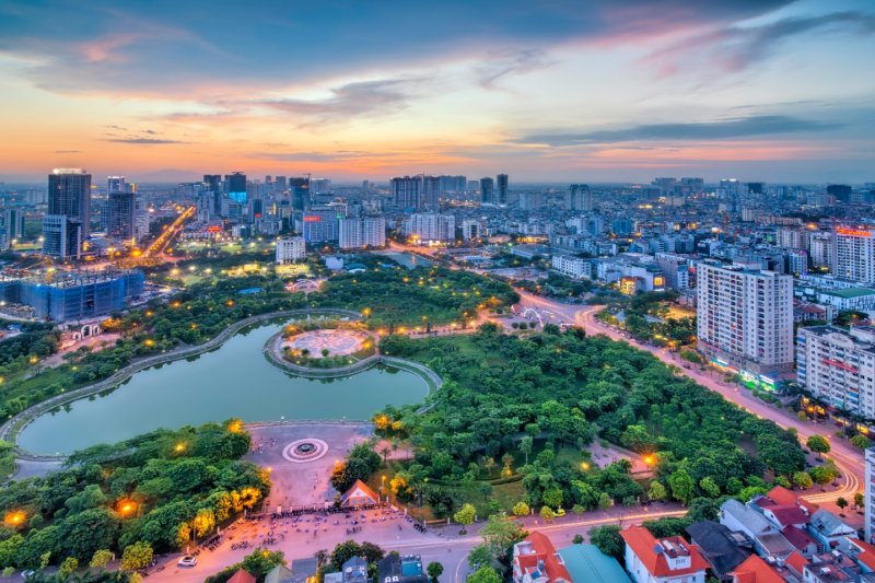 Vietnam: skyline de Hanói al atardecer desde Cau Giay Park