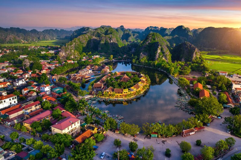 Vietnam: Tam Coc al amanecer entre montañas kársticas y arrozales