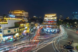 Vietnam: el Barrio Antiguo de Hanói de noche entre motos y calles iluminadas