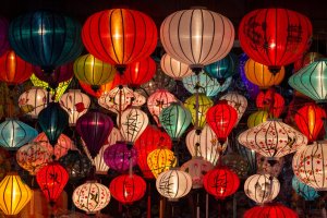 Vietnam: faroles de seda iluminando un mercado nocturno en Hoi An