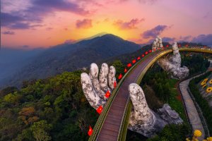 Vietnam: vista aérea del Puente Dorado al atardecer en Ba Na Hills, Da Nang