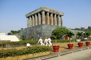Vietnam: guardias frente al mausoleo de Ho Chi Minh en Hanói