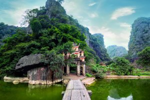 Vietnam: entrada a la pagoda Bich Dong en Ninh Binh
