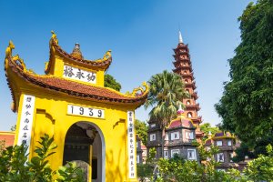 Vietnam: la pagoda Tran Quoc junto al lago Tay Ho en Hanói