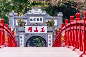 Vietnam: el icónico puente The Huc hacia el templo Ngoc Son en Hanói