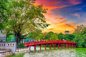 Vietnam: el puente rojo The Huc sobre el lago Hoan Kiem en Hanói