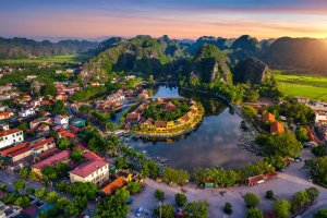 Vietnam: Tam Coc al amanecer entre montañas kársticas y arrozales