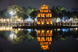 Vietnam: la Torre de la Tortuga reflejada en el lago Hoan Kiem de Hanói por la noche