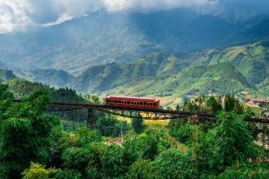 Vietnam: vistas de montaña desde el tren hacia el monte Fansipan en Sapa