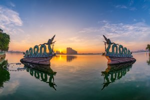 Vietnam: estatuas de dragones en el lago del Oeste de Hanói al amanecer